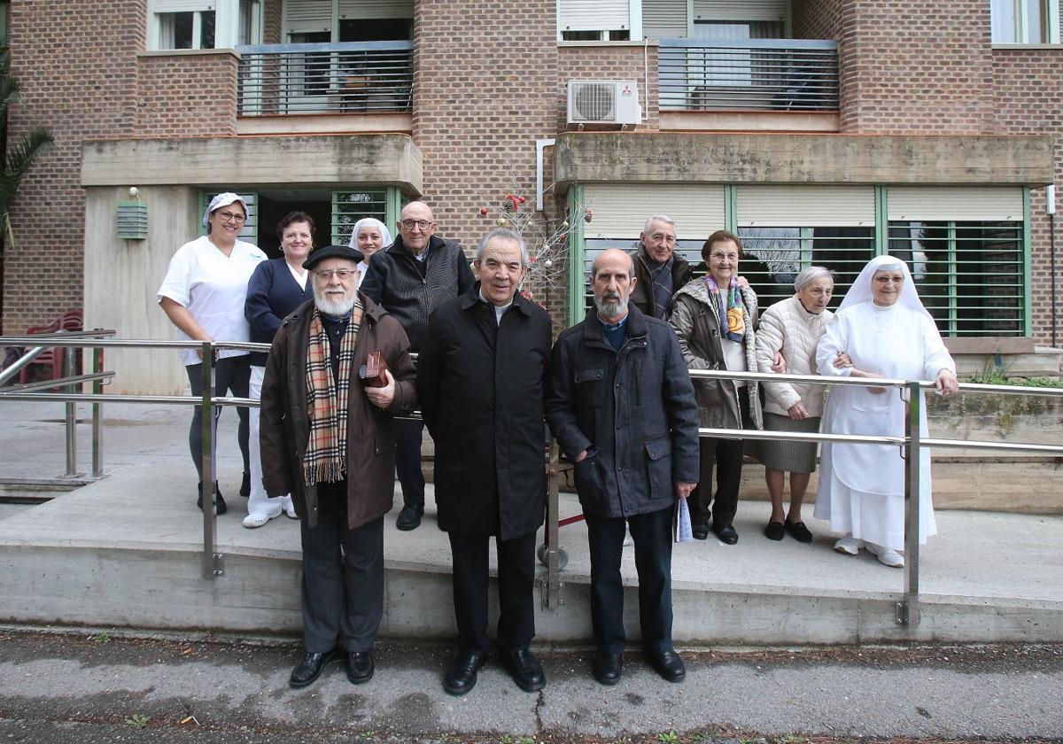 Algunos de los residentes del Hogar Sacerdotal, junto a hermanas y trabajadoras, en la puerta del edificio.