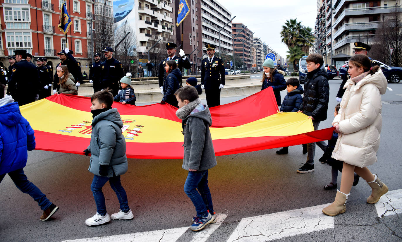 Izado solemne de la bandera en el 200 aniversario de la Policía Nacional