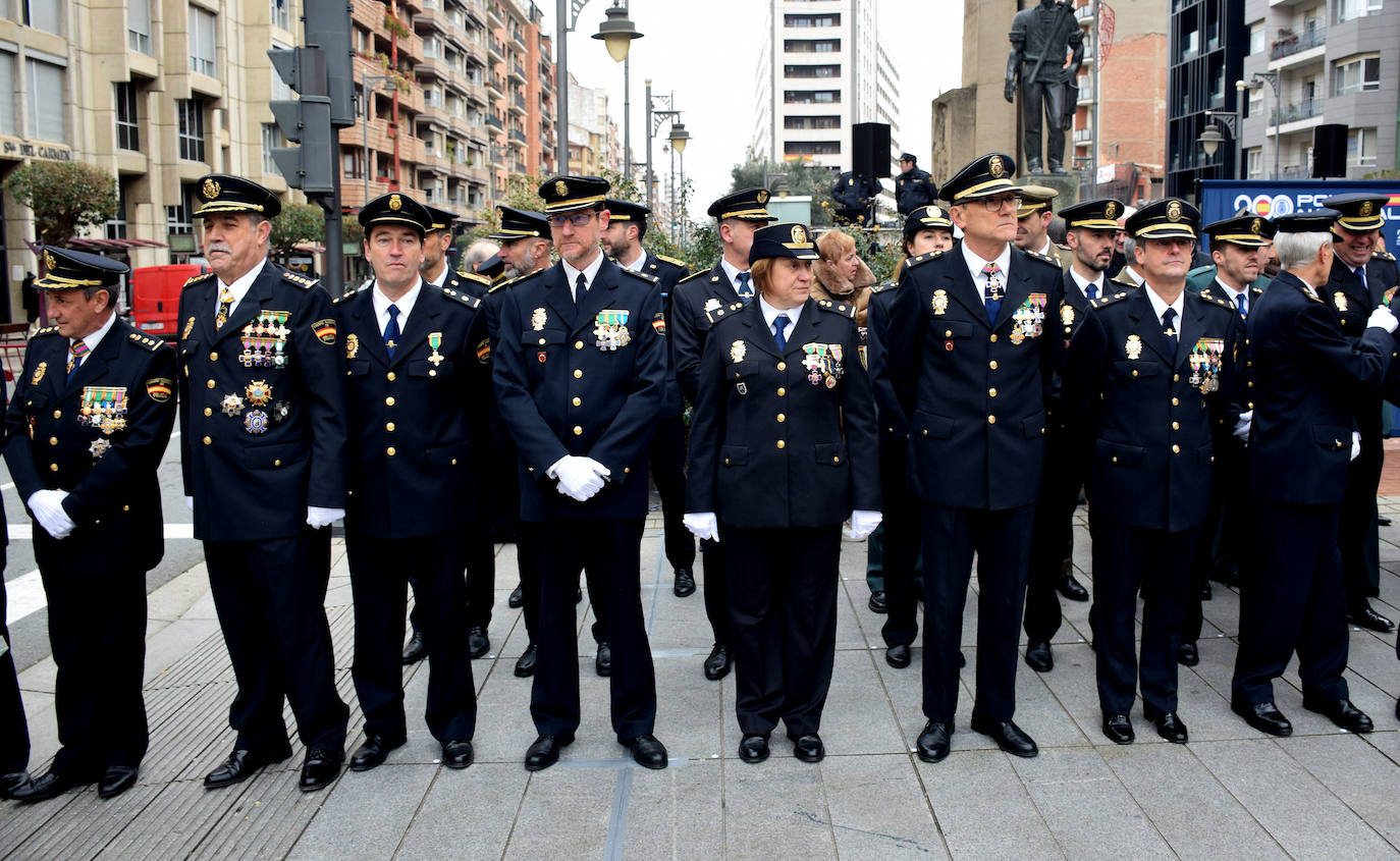 Izado solemne de la bandera en el 200 aniversario de la Policía Nacional