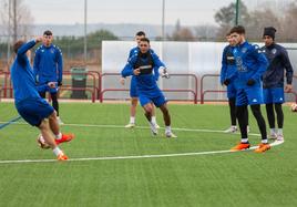 Varios jugadores de la SDLogroñés, durante un entrenamiento en Pradoviejo.