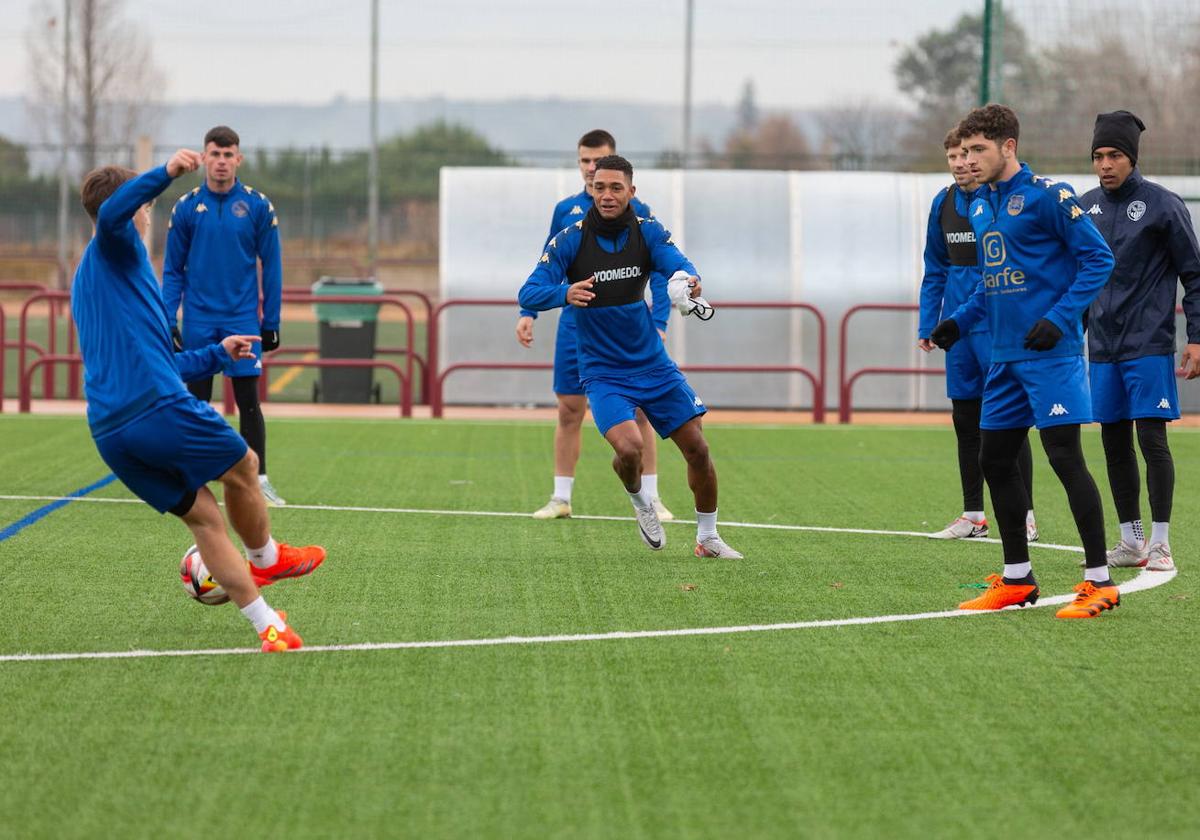 Varios jugadores de la SDLogroñés, durante un entrenamiento en Pradoviejo.