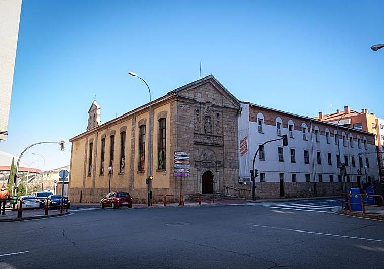 La iglesia, con la portada original cambiada de sitio y la espadaña como recuerdo, hoy centro cívico, junto al convento que tras su demolición la dejará exenta en la confluencia de Madre de Dios con La Ribera.