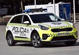 La Policía Local rescata a un perro que se estaba ahogando en el Parque de la Ribera