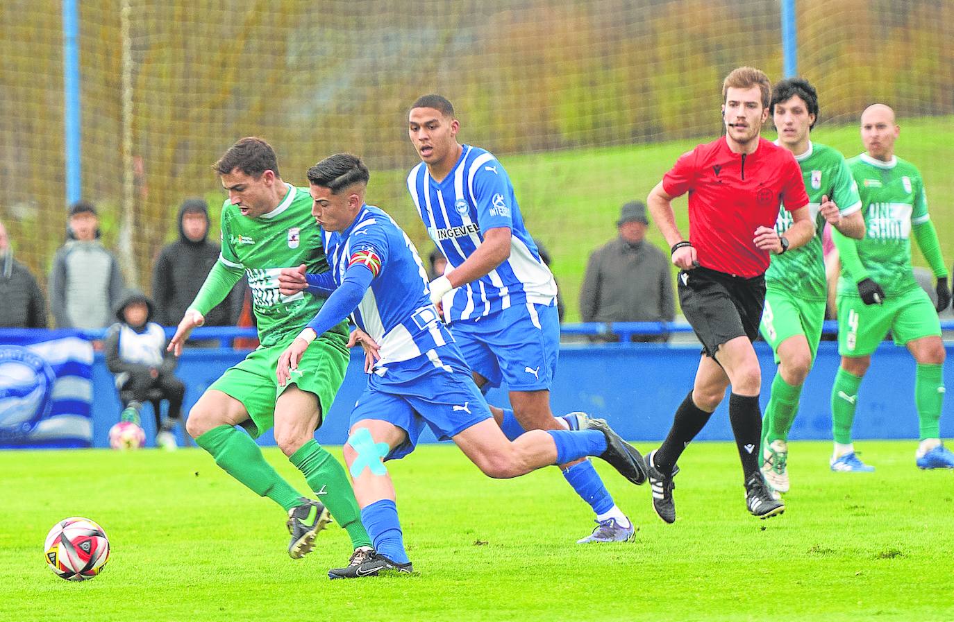 Miguel Martínez avanza presionado por un rival. carmelo betolaza