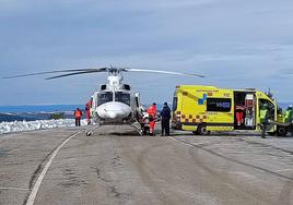 Traslado del herido en Valdezcaray al Hospital San Pedro en helicóptero.