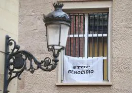 Pancarta colgada en la ventana del Parlamento de las dependencias de Podemos-IU.