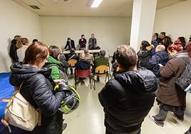 Vecinos de Sagasta, en una reunión con concejales.