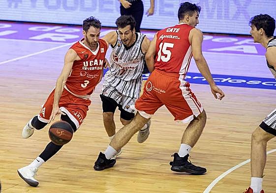 Álex Urtasun, en acción con la camiseta del UCAM Murcia en el 2018.