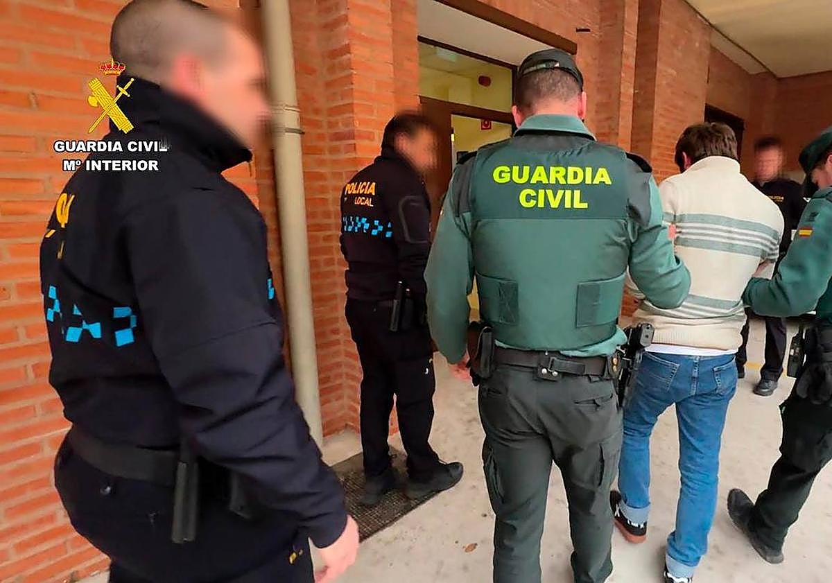 Imagen principal - El hombre buscado por agredir a dos mujeres en Calahorra se entrega a las autoridades