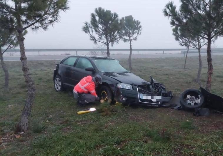 Agentes de la Policía Foral, durante la inspección del vehículo siniestrado.