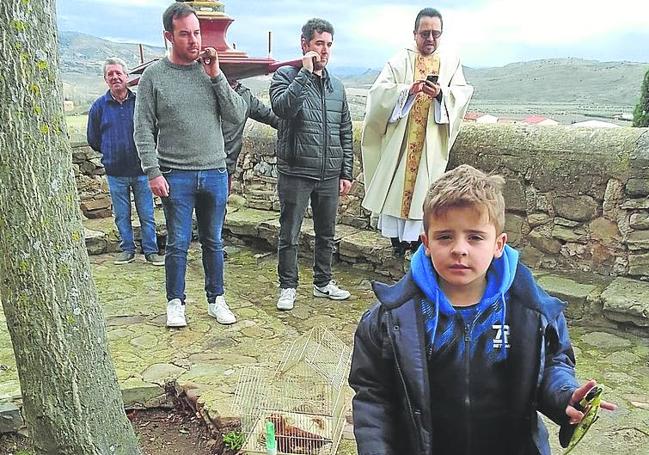 Un niño con su perro, en Grávalos.