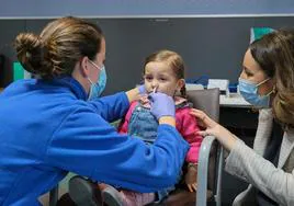 Una niña recibe la vacuna intranasal de la gripe el pasado sábado en el Cibir.