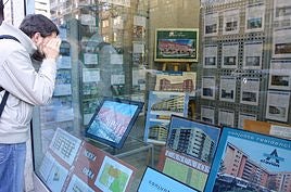 Un joven observa el escaparate de una inmobiliaria logroñesa, en una imagen de archivo.