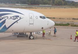 Pasajeros se disponen a subir a un avión en el aeropuerto de Agoncillo.