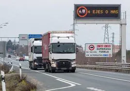 Camiones circulando por las carreteras riojanas.