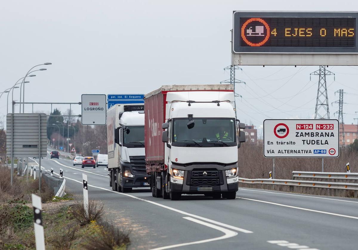 Camiones circulando por las carreteras riojanas.