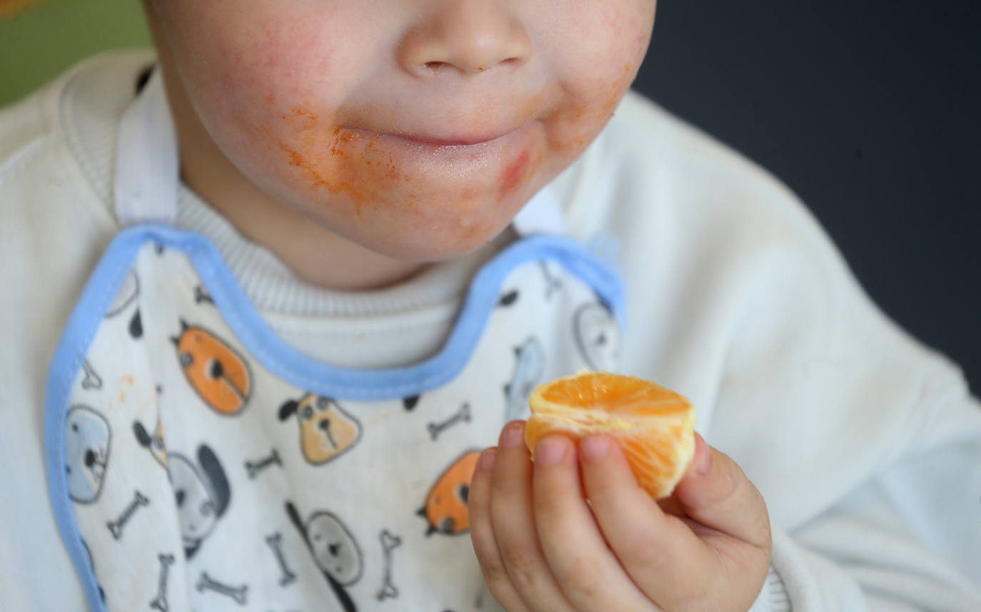 Un niño come una mandarina en un centro escolar de Logroño.