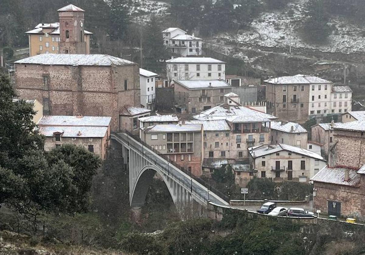 El acueducto de Ortigosa, con algo de nieve, a principios de enero.