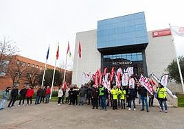 Concentración sindical, ayer ante la puerta del Rectorado.