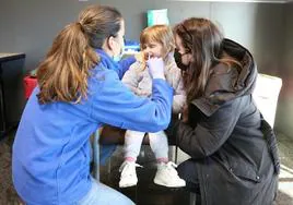 Una pequeña recibe la vacuna, de forma intranasal, este sábado en el Cibir.