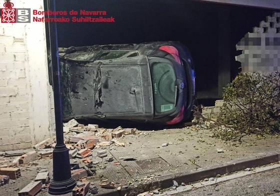 Estado en el que han quedado el coche y la pared.