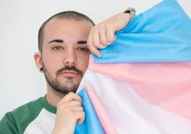 Unai, con la bandera trans.
