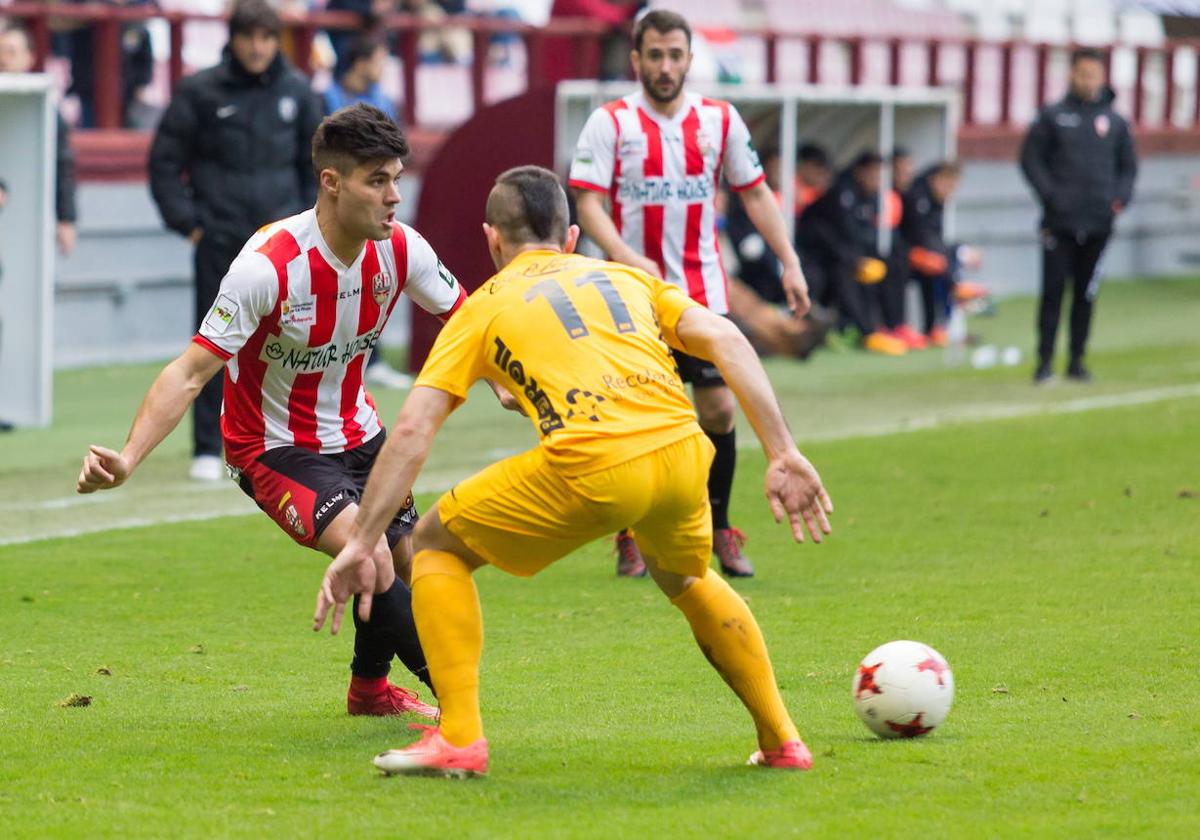 Miguel Santos toca el balón cuando jugaba de lateral en la UDL.