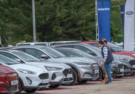 Dos hombres miran los coches expuestos durante la última Feria del Vehículo de Ocasión organizada en octubre por Diario LA RIOJA.