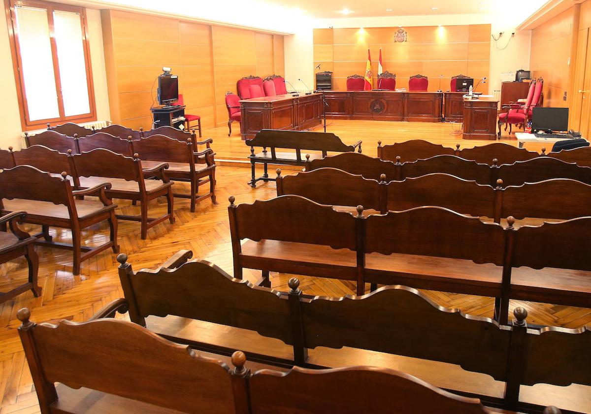 Padre e hija, acusados de falsificar documentos para un divorcio