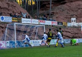 Sotelo celebra su primer gol ante el Deportivo Aragón en su primer partido como blanquiazul en La Salera.