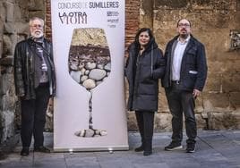 Pedro Salguero, director del concurso, Ana Jiménez, Bodegas Familiares, y Alberto Torroba (Argraf), con el cartel del concurso