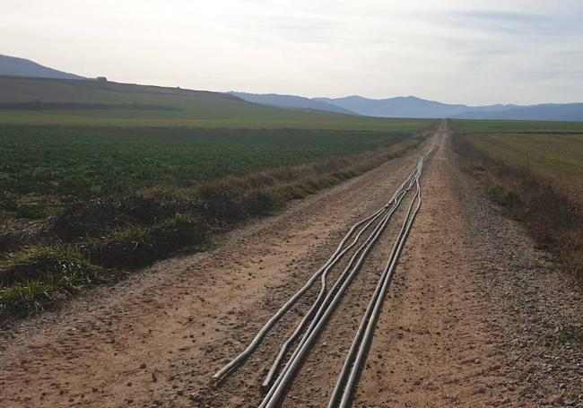 El cable localizado por la Policía Local en el camino Roturas.