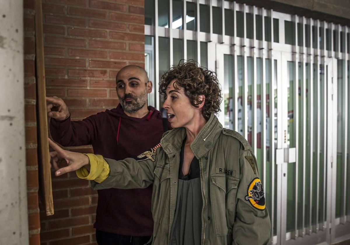 Imagen de archivo de unos padres mirando las listas de escolarización en un colegio de Logroño