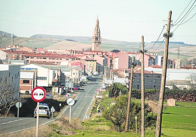 El tendido telefónico existente junto a la carretera LR-204.