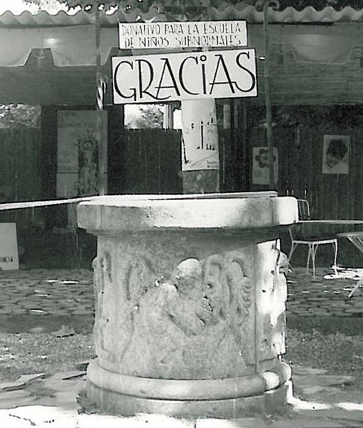 Imagen secundaria 2 - Alumnos en el centro que la asociación abrió en Calahorra en los años 80; el viejo chalé de la calle Luis de Ulloa y el 'Pozo sin fondo', símbolo de la entidad 