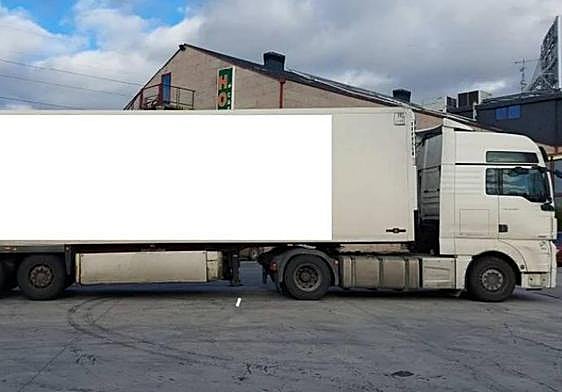 Imagen del camión interceptado en Galicia con destino a La Rioja y con matrículas de otro vehículo.