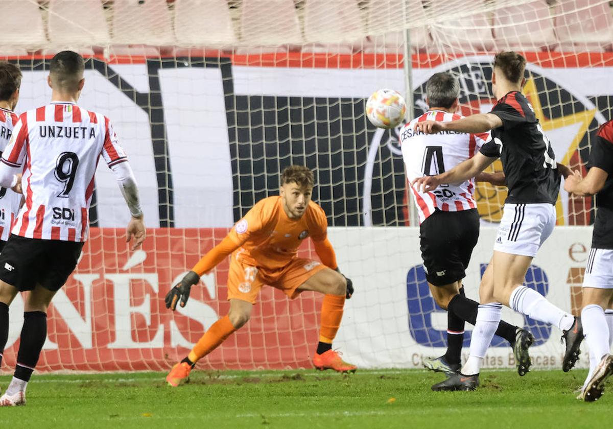 Carlos Azón, en un partido con la SD Logroñés.