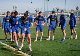 Los jugadores de la SD Logroñés, en el entrenamiento de este viernes en Pradoviejo.