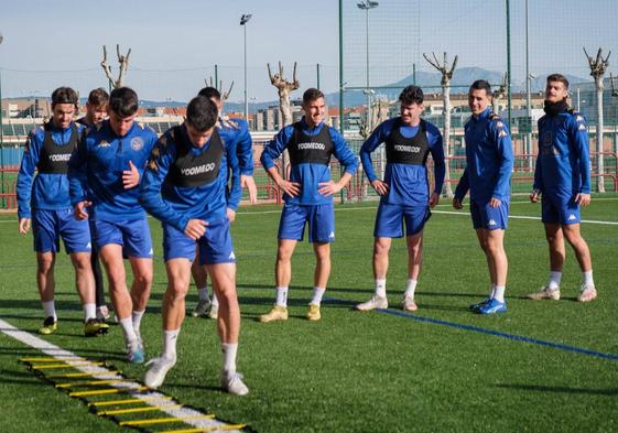 Los jugadores de la SD Logroñés, en el entrenamiento de este viernes en Pradoviejo.