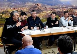 Alberto Gil, periodista de Diario LA RIOJA, moderó la mesa redonda en la que intervinieron Néstor Alcolea (UPA), Roberto Salinas (UAGR), Álex Las Heras (ARAG-Asaja), Alfredo Sánchez (Fecoar), Juan Luis Cañas (Araex) y Juan Carlos Sancha (Bodegas Familiares).