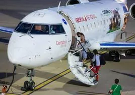 Pasajeros suben al avión a Madrid en el aeropuerto de Agoncillo.