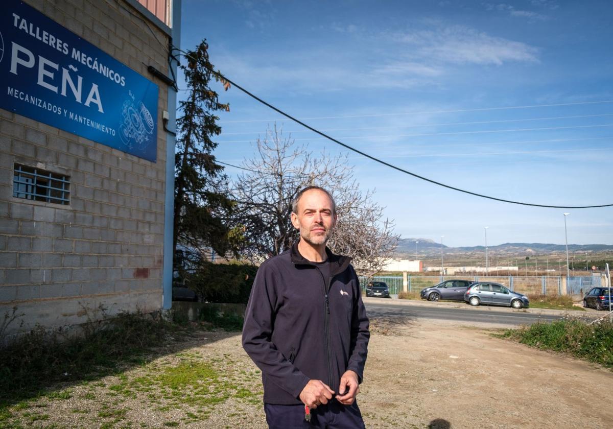 Félix Peña, en su nueva parcela junto a su empresa y, al fondo, el 'desierto', la zona que se quiere revitalizar.