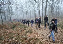 Senderistas en la niebla y bajo el sol en la Sierra de Moncalvillo