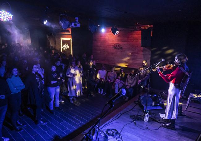 Actuación de María de la Flor, en la fiesta de Sierra Sonora.