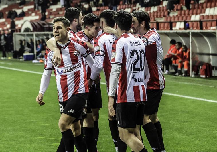 Los jugadores de la SD Logroñés celebran el gol anotado frente al Sabadell.