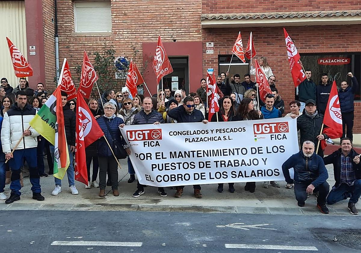 Concentración de los trabajadores de Plaza Chica, en Cervera el pasado viernes.
