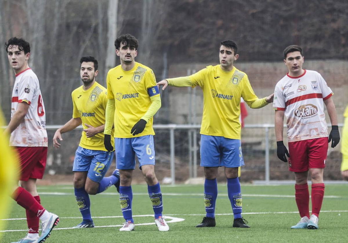 Los jugadores del San Marcial y Calasancio, en el partido del pasado domingo