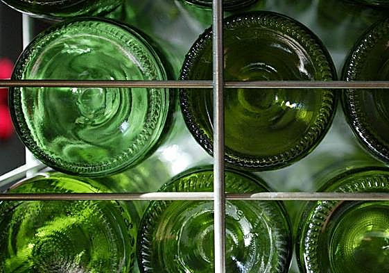 ¿Por qué el culo de las botellas de vino está metido hacia dentro?