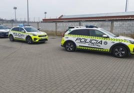 Coches de la Policía, junto al Mundial'82, el domingo.