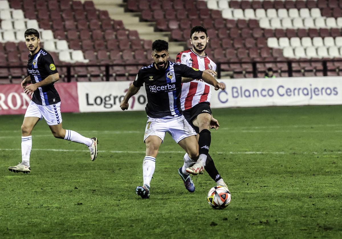 Ferni toca el balón durante el encuentro que la SDL jugó frente al Sabadell.